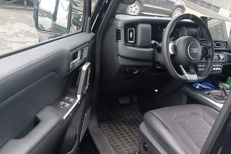 Used 212 T01 2025 Model 2.0T Diesel Driver Seat