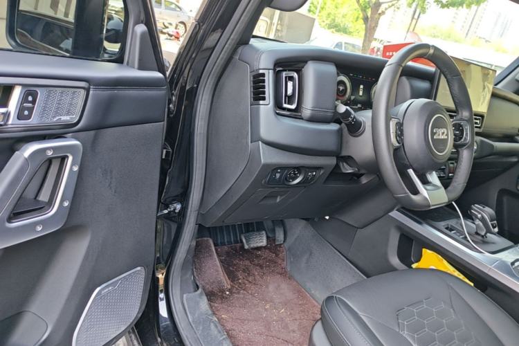 Used 212 T01 2025 2.0T Changfeng Driver Seat