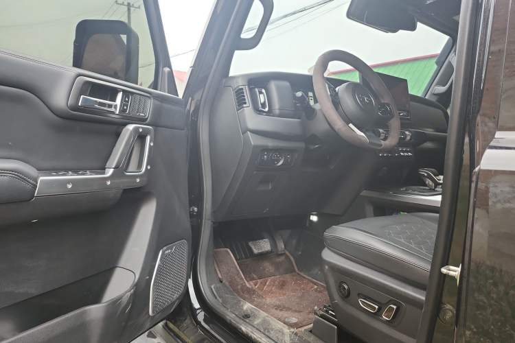 Used 212 T01 2025 2.0T Changfeng Driver Seat
