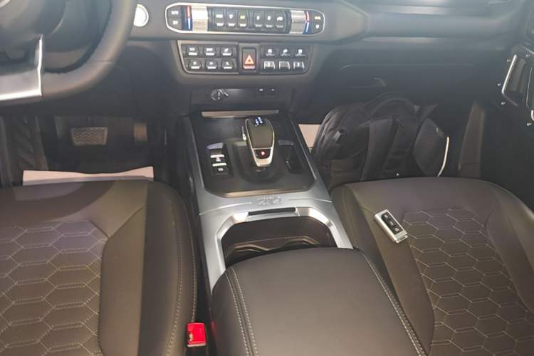 Used 212 T01 2025 2.0T Changfeng Gear Lever