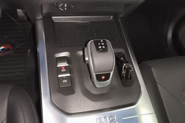 Used 212 T01 2025 2.0T Changfeng Gear Lever