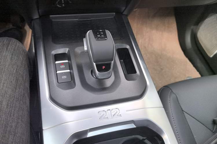 Used 212 T01 2025 2.0T Changfeng Gear Lever