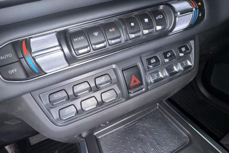 Used 212 T01 2025 2.0T Changfeng Interior 7