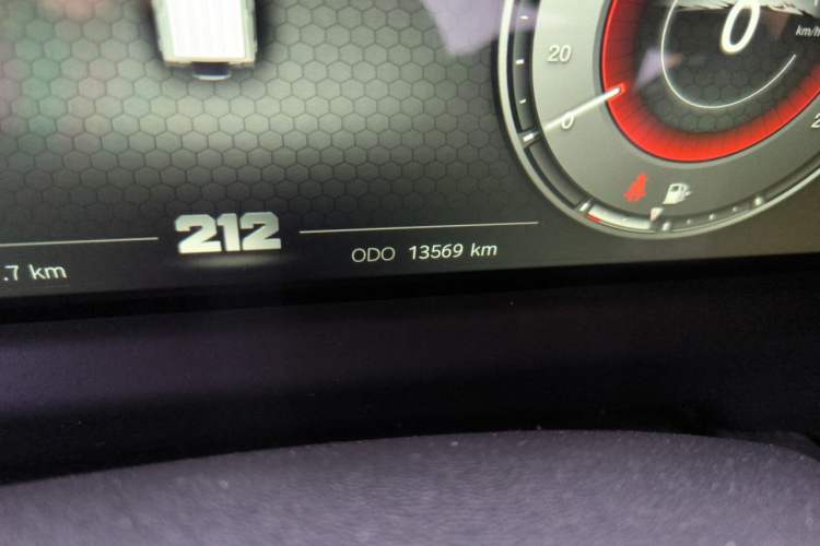 Used 212 T01 2025 Model 2.0T Inspector Odometer Close Up