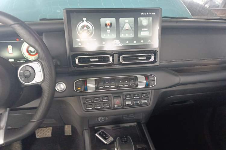 Used 212 T01 2025 2.0T Changfeng Audio And AC Panel