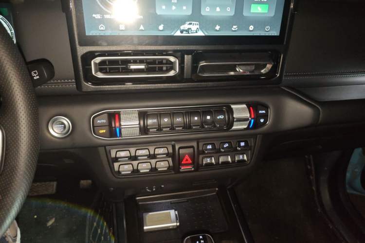 Used 212 T01 2025 2.0T Changfeng Audio And AC Panel