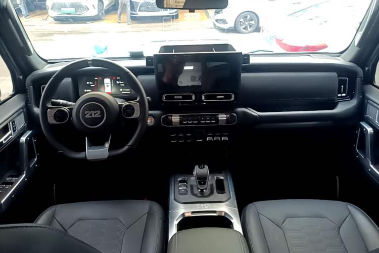Used 212 T01 2025 2.0T Changfeng Center Console
