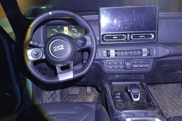 Used 212 T01 2025 2.0T Changfeng Center Console
