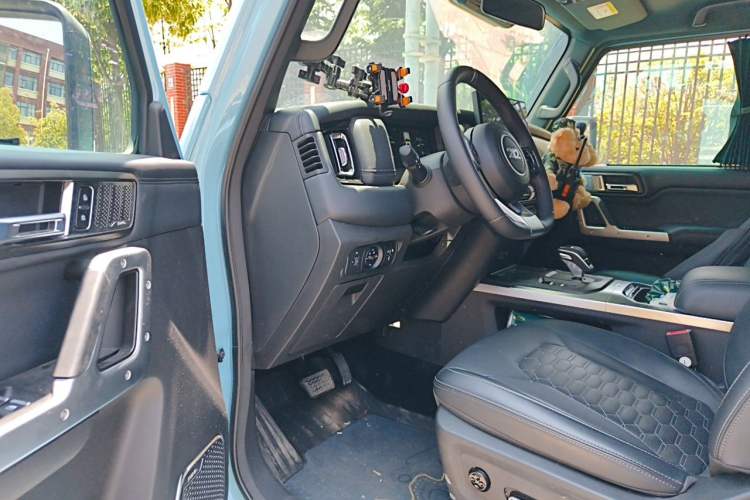 Used 212 T01 2025 2.0T Changfeng Driver Seat