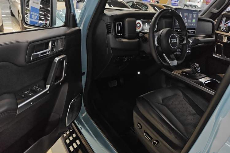 Used 212 T01 2025 2.0T Changfeng Driver Seat