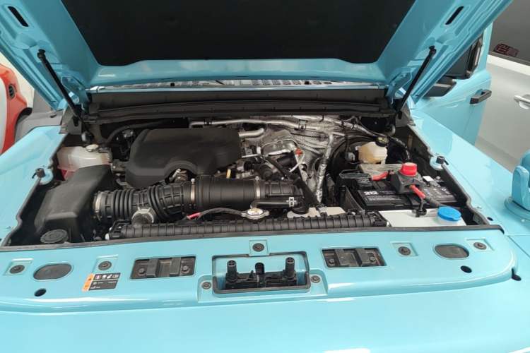 Used 212 T01 2025 2.0T Changfeng Engine Bay
