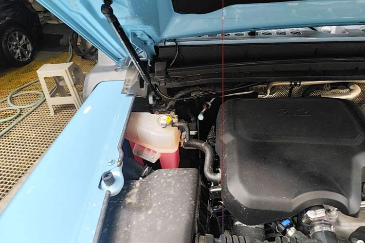 Used 212 T01 2025 2.0T Changfeng Engine Bay Right