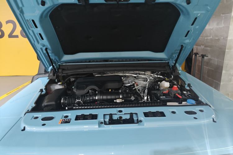 Used 212 T01 2025 2.0T Changfeng Engine Bay