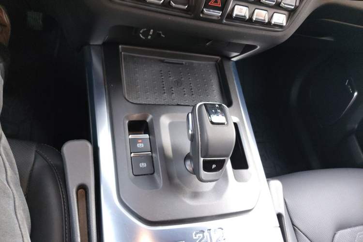 Used 212 T01 2025 2.0T Changfeng Gear Lever