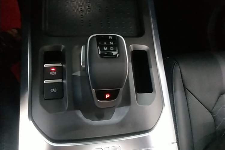Used 212 T01 2025 2.0T Changfeng Gear Lever