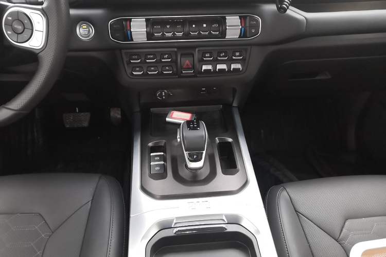 Used 212 T01 2025 2.0T Changfeng Gear Lever