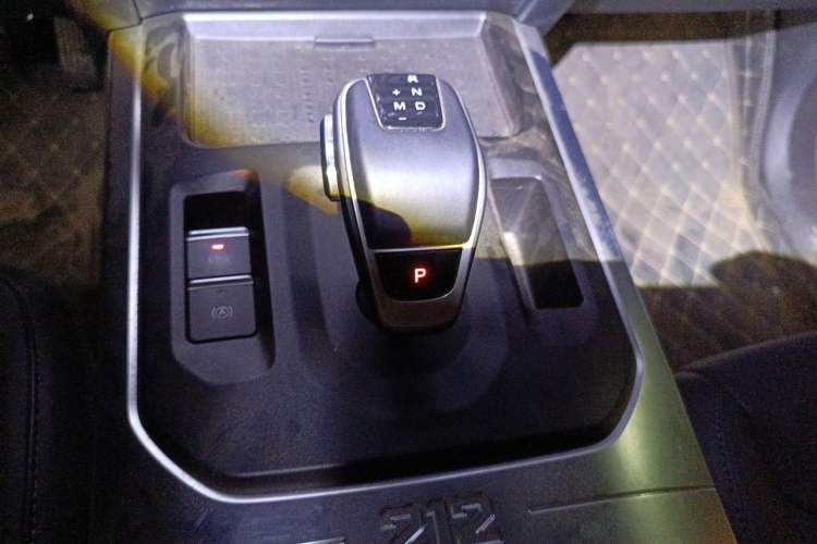 Used 212 T01 2025 2.0T Changfeng Gear Lever