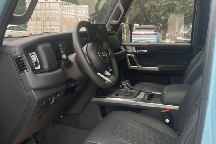 Used 212 T01 2025 2.0T Changfeng Interior 1