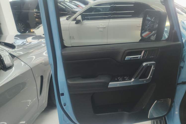Used 212 T01 2025 2.0T Changfeng Left Front Door Interior