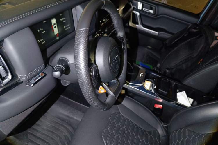 Used 212 T01 2025 2.0T Changfeng Driver Seat