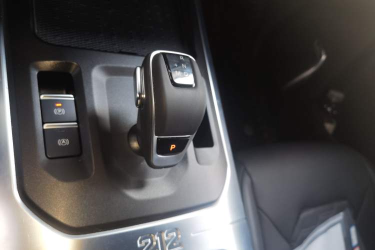 Used 212 T01 2025 2.0T Changfeng Gear Lever