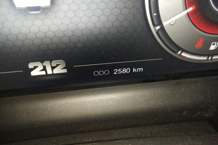 Used 212 T01 2025 2.0T Changfeng Odometer Close Up