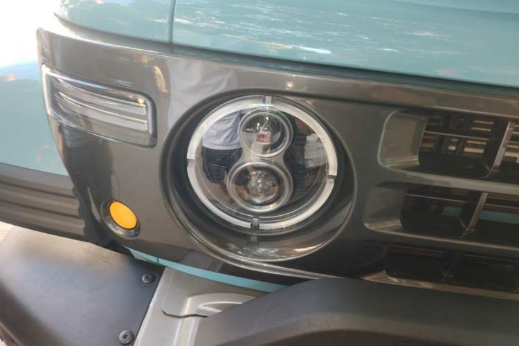 Used 212 T01 2025 2.0T Changfeng Right Front Headlight
