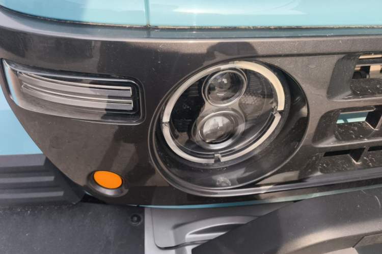 Used 212 T01 2025 2.0T Changfeng Right Front Headlight