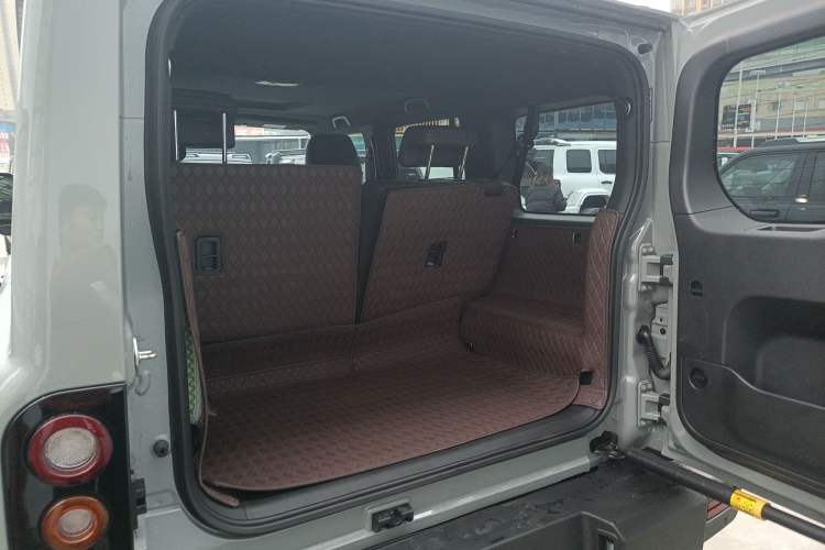 Used 212 T01 2025 Model 2.0T Diesel Trunk