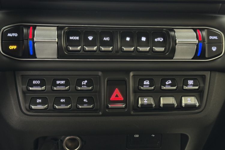 Used 212 T01 2025 2.0T Changfeng Interior 11