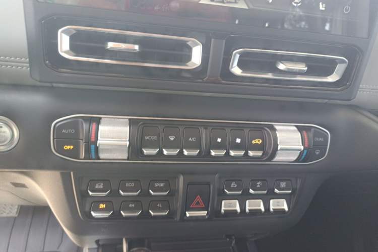 Used 212 T01 2025 Model 2.0T Diesel Audio And AC Panel