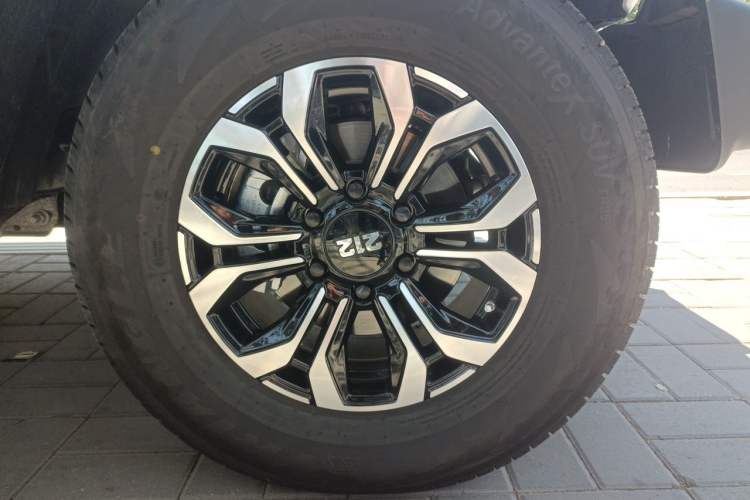 Used 212 T01 2025 Model 2.0T Diesel Right Front Wheel Hub