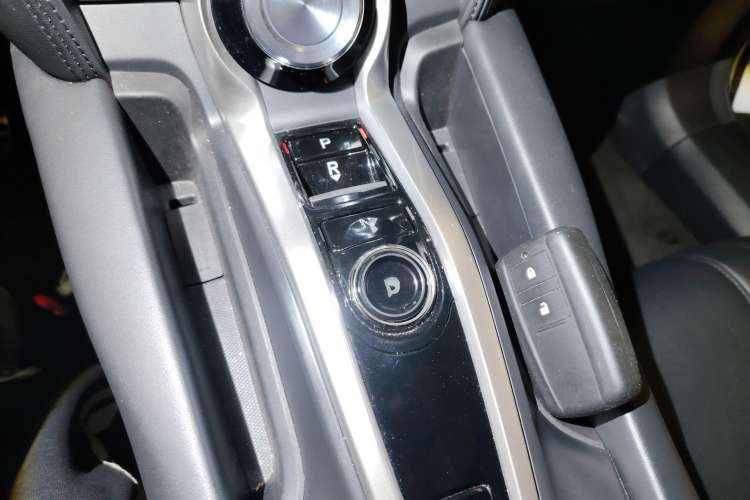 Used Acura CDX 2016 1.5T Two-Wheel Drive Enjoyment Edition Gear Lever