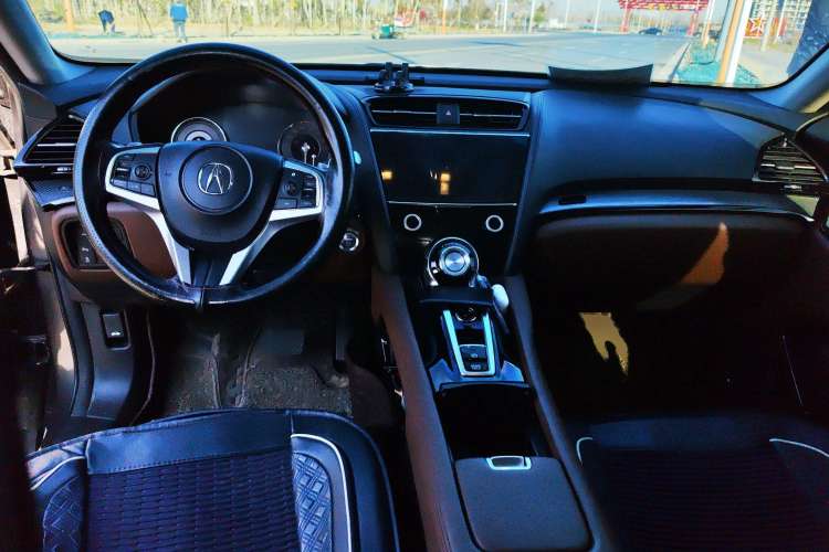 Used Acura CDX 2018 2.0L Two-Wheel Drive Comfort Edition Hybrid Center Console