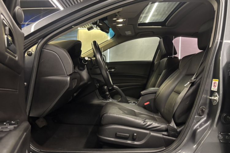 Used Acura ILX 2013 2.0L Elite Edition Interior 3