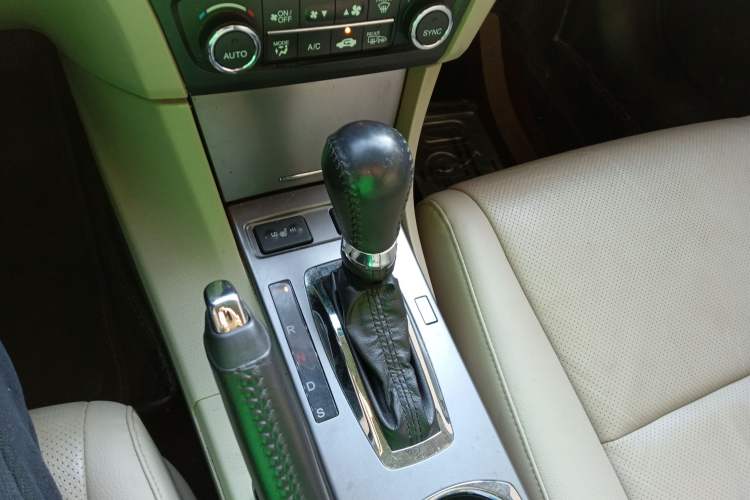 Used Acura ILX 2013 2.0L Elite Edition Gear Lever