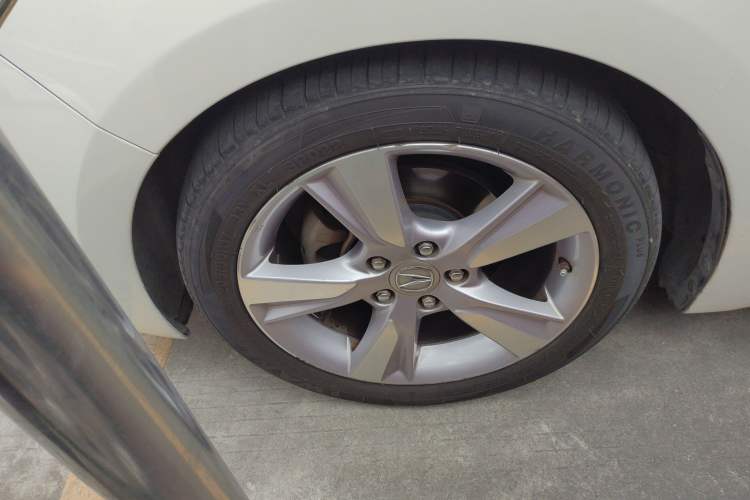Used Acura ILX 2013 2.0L Elite Edition Left Front Wheel Hub
