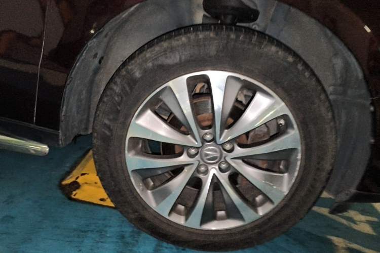 Used Acura MDX 2014 3.5L Elite Edition Right Front Wheel Hub