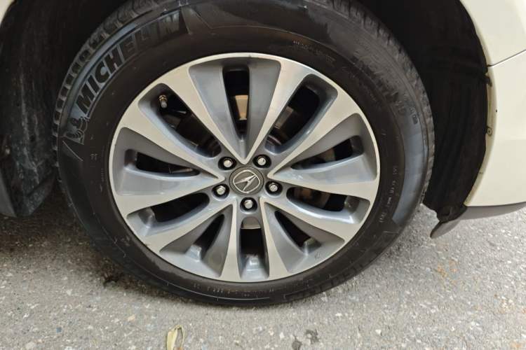 Used Acura MDX 2014 3.5L Elite Edition Right Front Wheel Hub