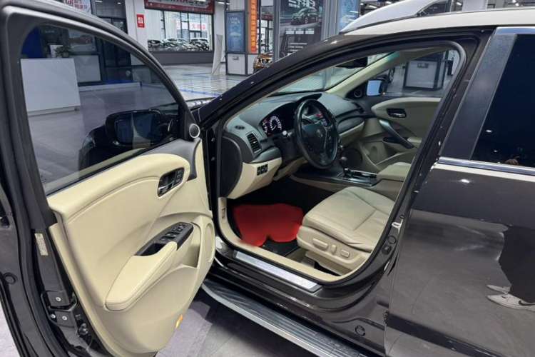 Used Acura RDX 2013 3.0L Two-Wheel Drive Elite Edition Interior 6