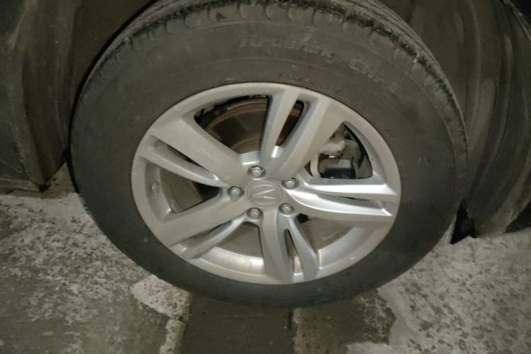 Used Acura RDX 2013 3.0L Two-Wheel Drive Elite Edition Right Front Wheel Hub