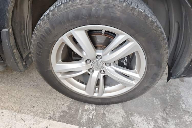 Used Acura RDX 2013 3.0L Two-Wheel Drive Elite Edition Right Front Wheel Hub