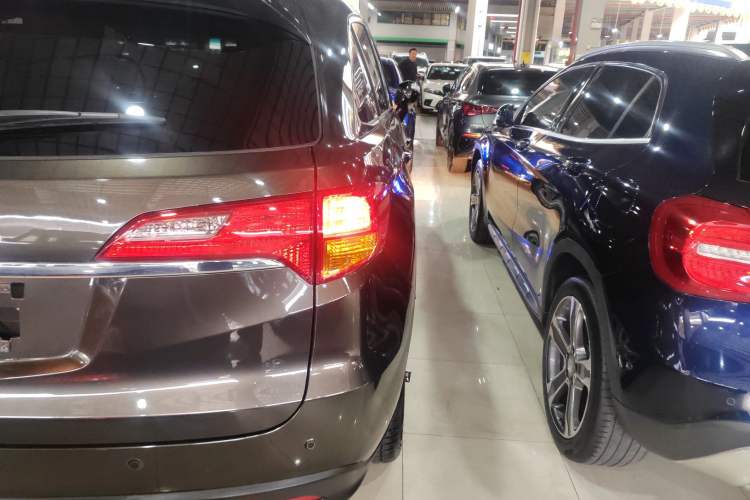 Used Acura RDX 2013 3.0L Two-Wheel Drive Elite Edition Exterior 4