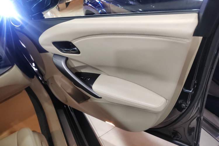 Used Acura RDX 2013 3.0L Two-Wheel Drive Elite Edition Interior 2
