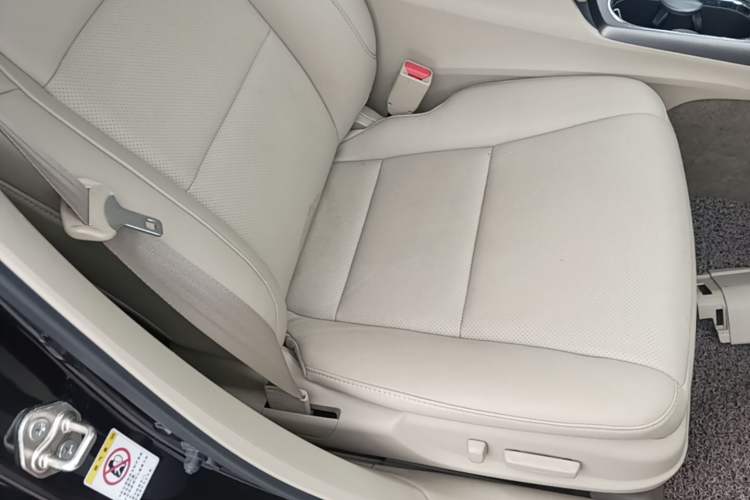 Used Acura RDX 2013 3.0L Two-Wheel Drive Elite Edition Right Front Seat
