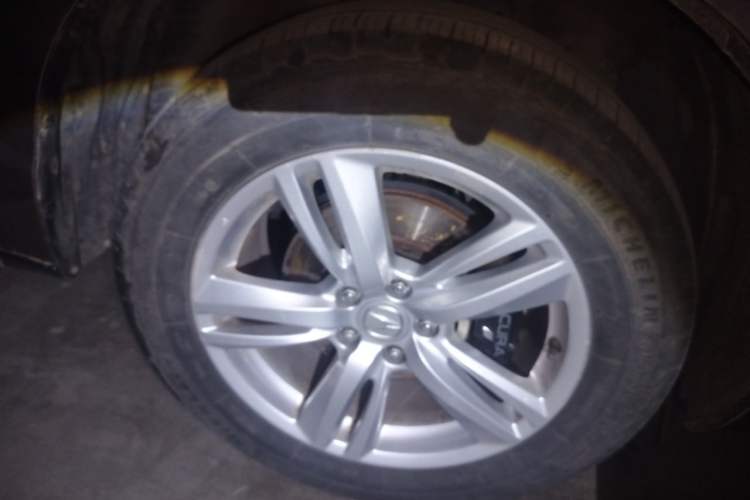 Used Acura RDX 2013 3.5L Four-Wheel Drive Luxury Edition Right Front Wheel Hub