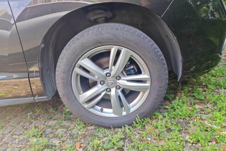 Used Acura RDX 2013 3.0L Two-Wheel Drive Elite Edition Right Front Wheel Hub