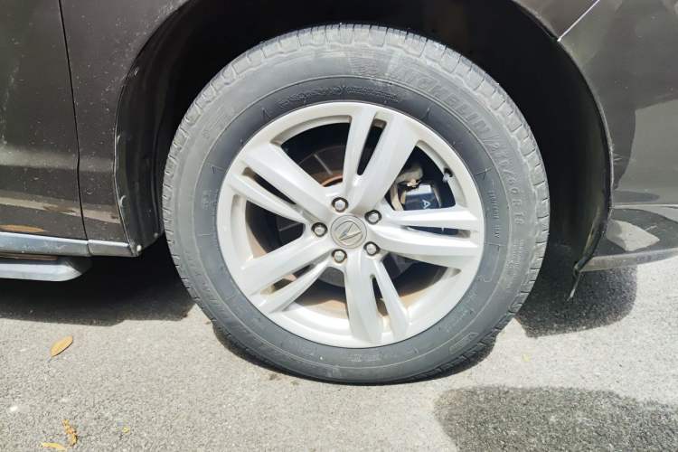 Used Acura RDX 2013 3.0L Two-Wheel Drive Elite Edition Right Front Wheel Hub