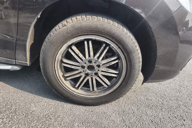 Used Acura RDX 2013 3.0L Two-Wheel Drive Elite Edition Right Front Wheel Hub