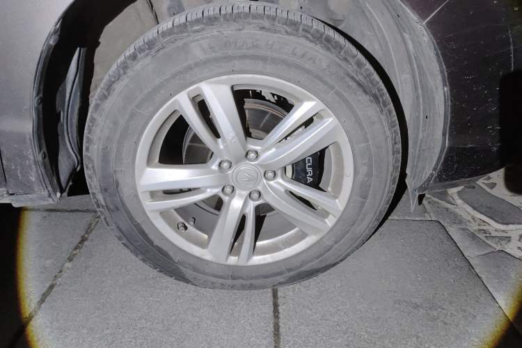 Used Acura RDX 2013 3.0L Two-Wheel Drive Elite Edition Right Front Wheel Hub
